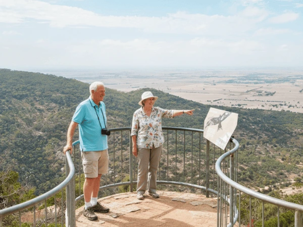 Scenic-view-from-Flinders-Peak-with-family-hikers-and-wide-open-landscapes.