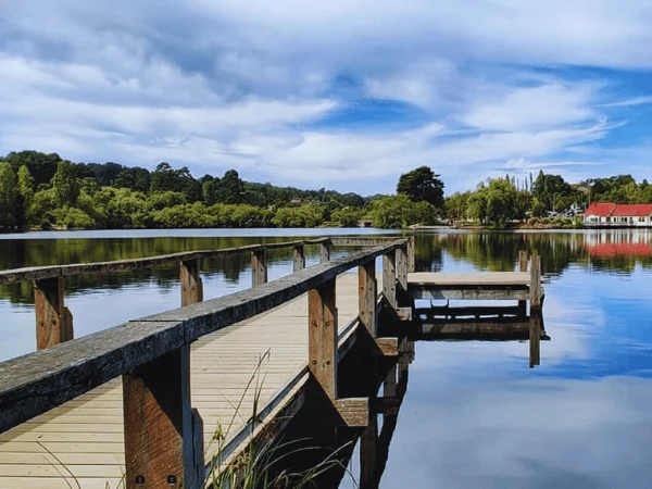 Family-picnic-by-the-water-at-Lake-Daylesford-Victoria