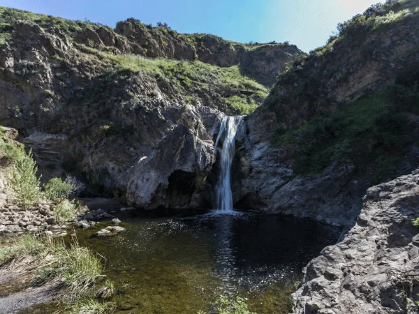 Full view of Paradise Falls in King Valley, Victoria, cascading over a rocky cliff into the gorge