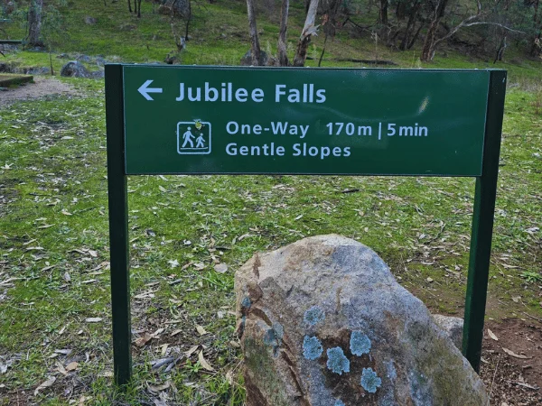 Direction and distance signboard for Brien’s Gorge and Jubilee Falls along the walking track in Hepburn Regional Park.