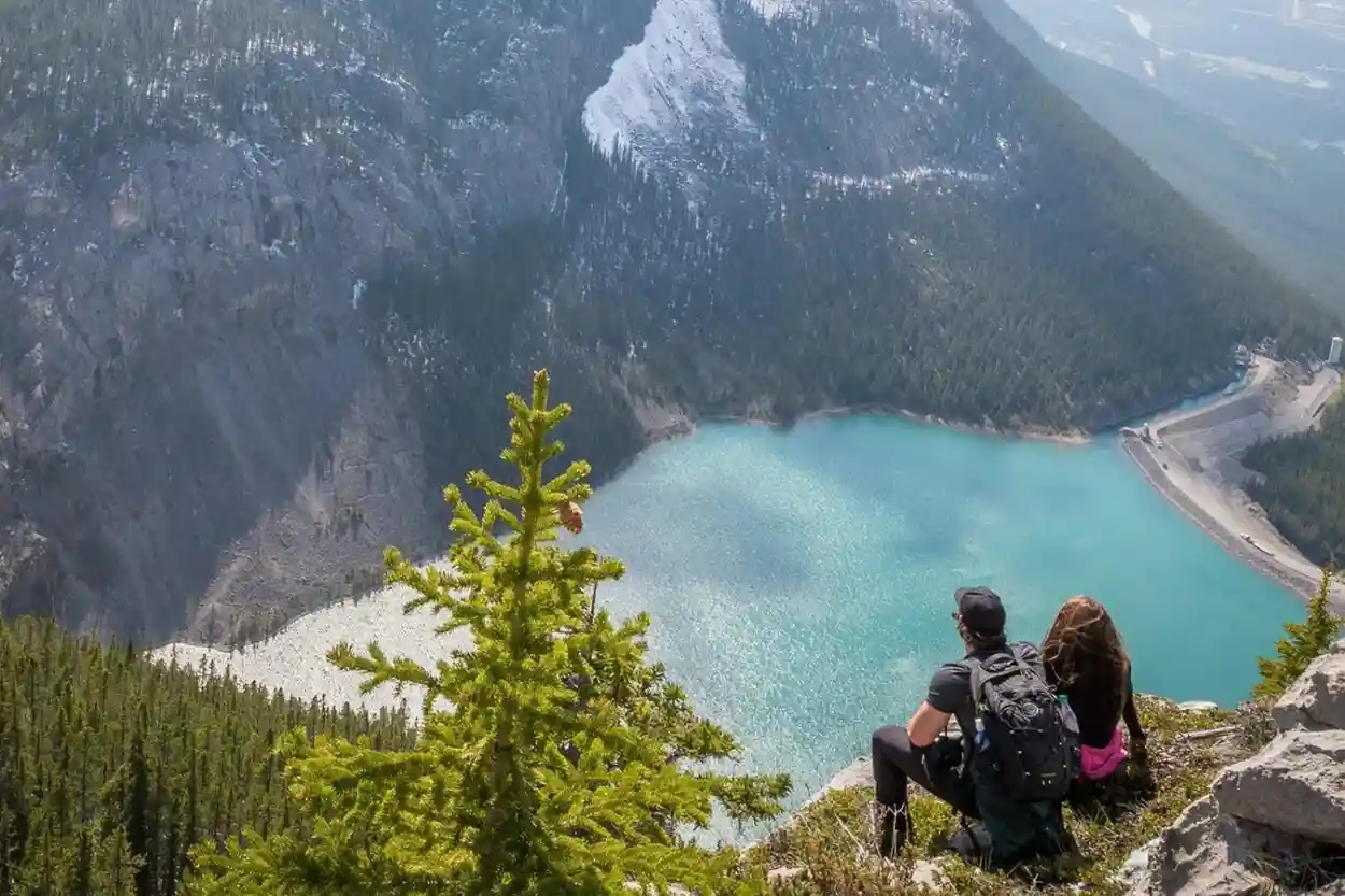 lessexplore-couple-overlooking-deep-lake-canyon