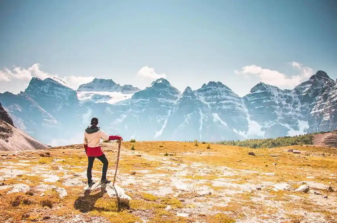 lessexplore-mountain-range-summit-view