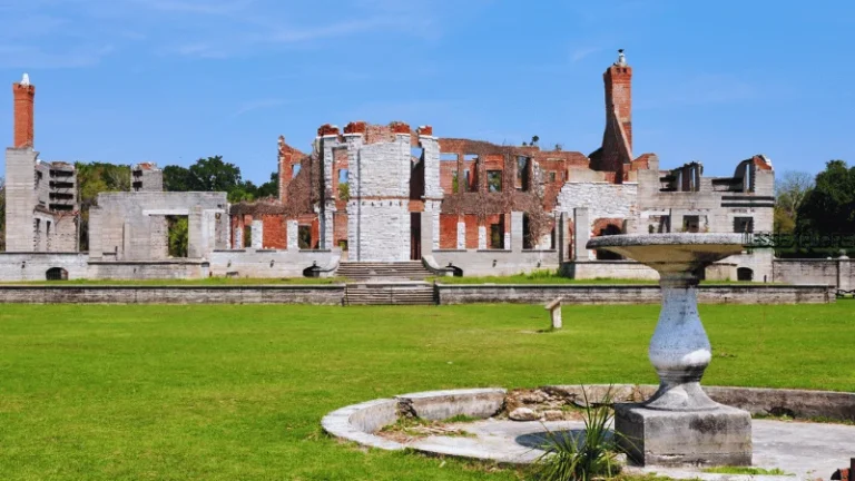 Dungeness Ruins in Georgia surrounded by a green lawn